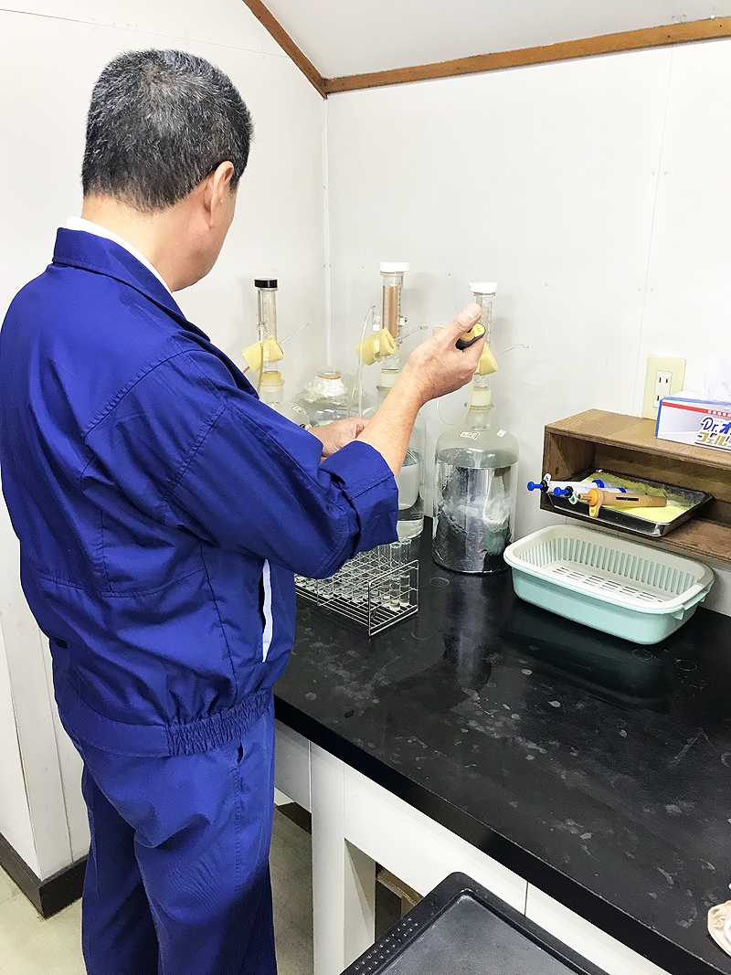 土壌分析作業の様子